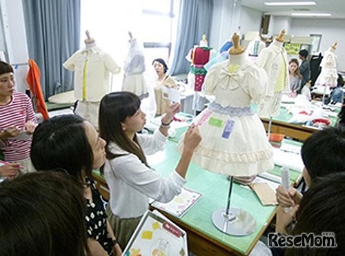 こども服を製作する文化服装学院の学生たち