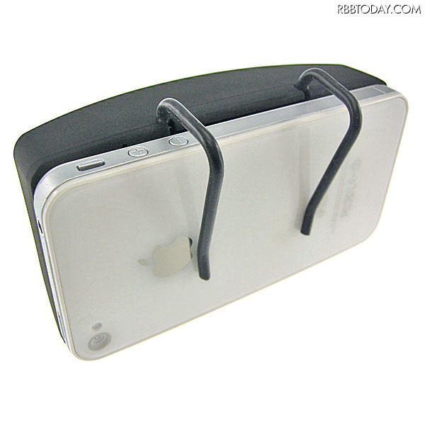 取り付けはiPhone 4の本体に挟むだけ 取り付けはiPhone 4の本体に挟むだけ