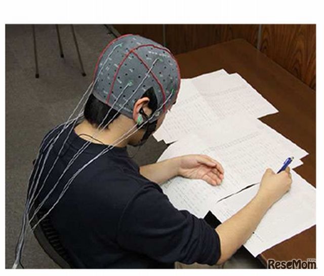 脳波記録用電極を装着