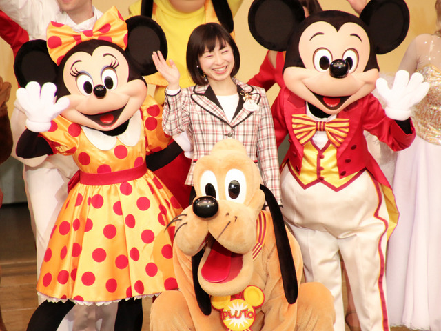 新成人たちをお祝いするミッキー・マウスたち／平成26年度浦安市成人式 in 東京ディズニーランド