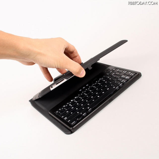 ノートPCのようにiPad 2を利用できるイメージ（iPad 2は別売） ノートPCのようにiPad 2を利用できるイメージ（iPad 2は別売）