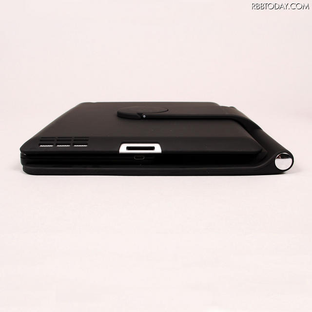 iPad 2を装着したままブックスタイルに持ち運びが容易なイメージ（iPad 2は別売） iPad 2を装着したままブックスタイルに持ち運びが容易なイメージ（iPad 2は別売）