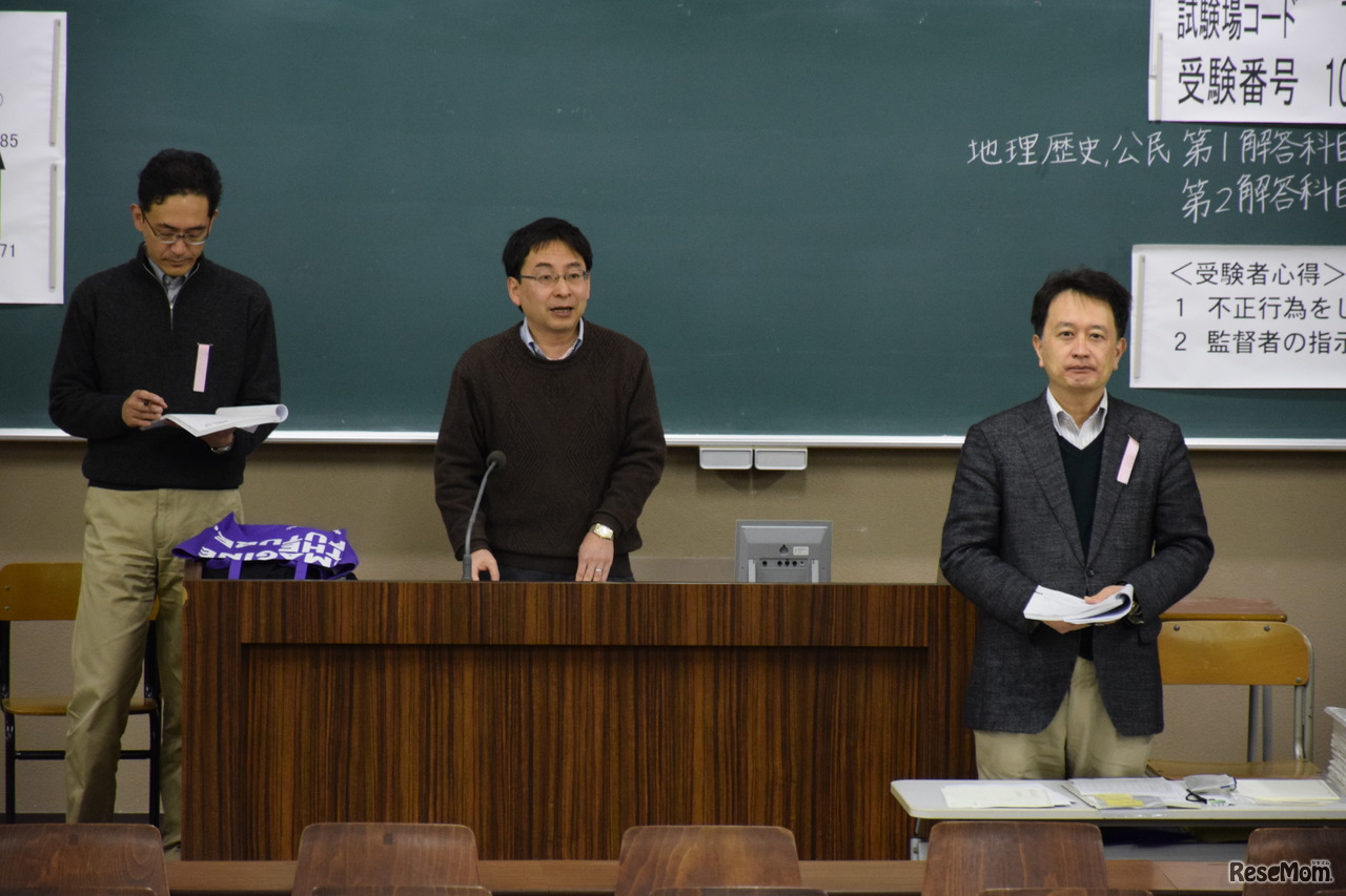 注意事項を説明する試験官