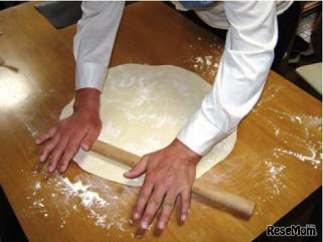 アウトドアクッキングの手打ちうどん作り