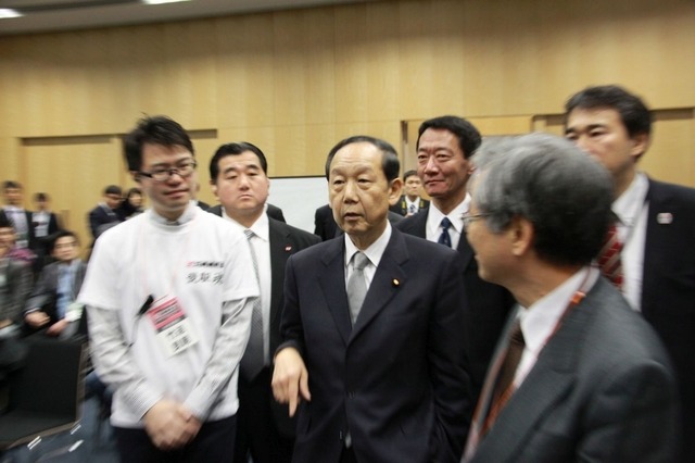 内閣府特命担当大臣 山口俊一氏が来場（山口氏左が実行委員長の竹迫良範氏）