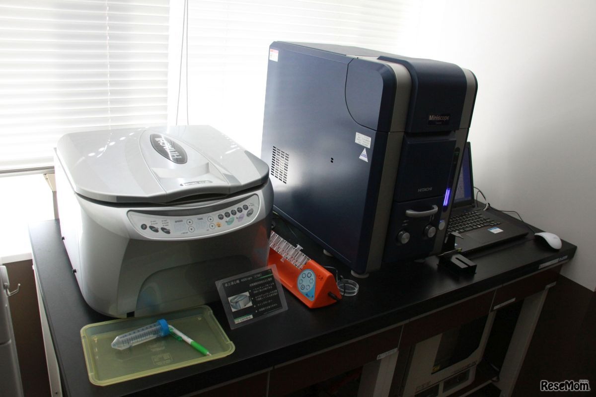 理科室の実験器具。遠心分離機や電子顕微鏡がある