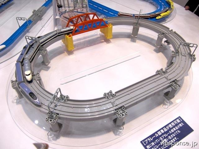 プラレールアドバンス。プラレールの単線が複線に（東京おもちゃショー11）