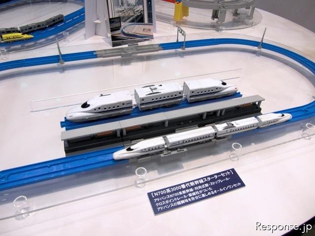 プラレールアドバンス。従来車との比較（東京おもちゃショー11）