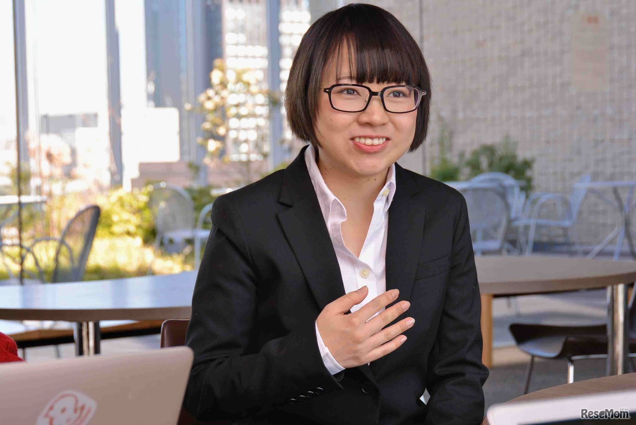 インタビューに答える、天利朱さん