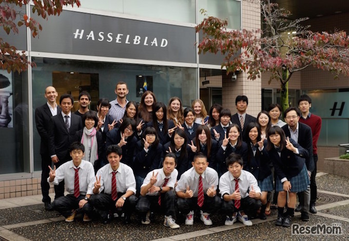 写真展を開催する福島県立双葉翔陽高校の生徒