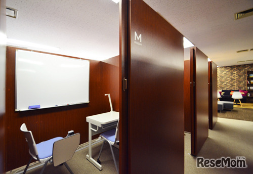 指導を行う個別指導ブース。大きいホワイトボードが特徴