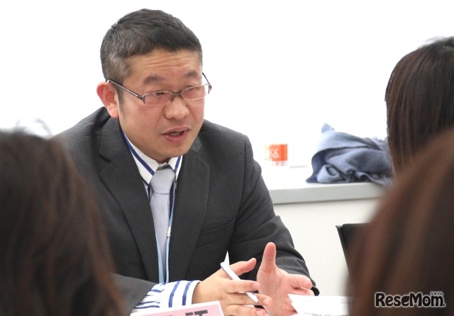 無料相談会では相談員が真剣な面持ちで保護者からの質問に答えていた