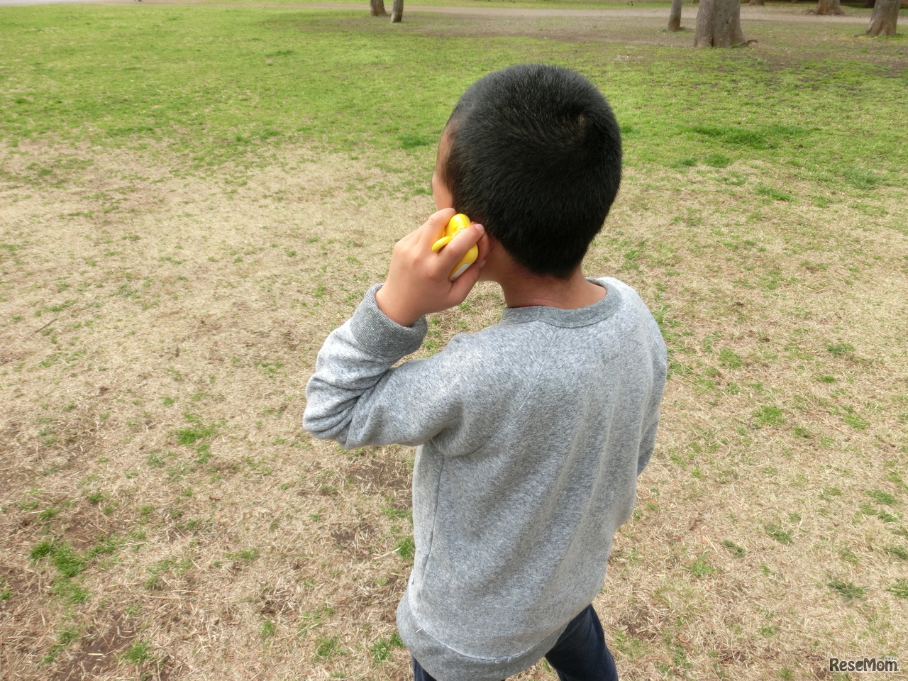 キッズケータイで通話をする小5・男子