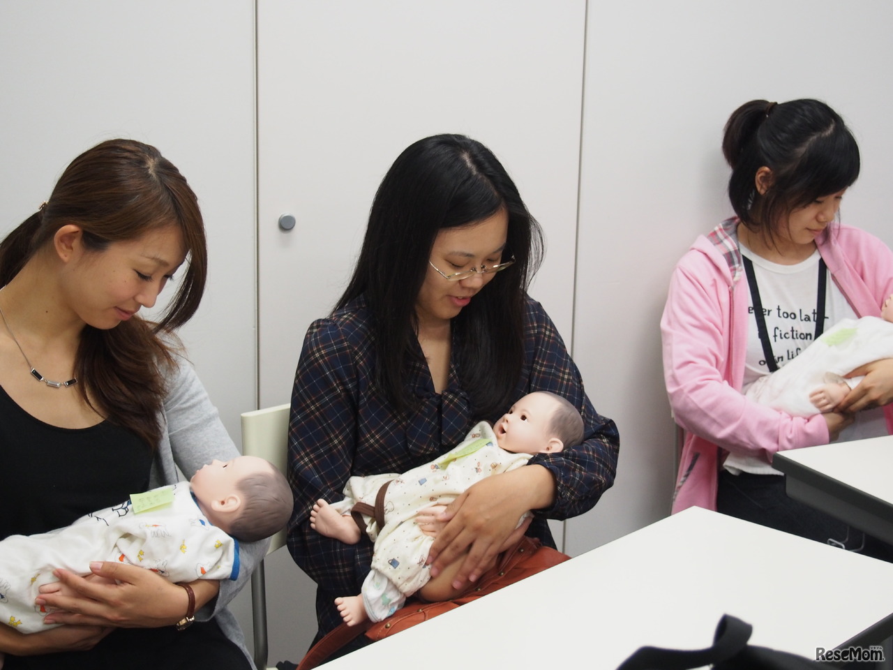 人形を使って子育てを疑似体験することで、女性のライフサイクルを学ぶ