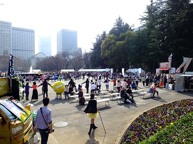 3月20日は国連が定めた「国際幸福デー」。これにあわせ日比谷公園で3月22日、「HAPPY DAY TOKYO 2015」が開催され、東北大震災の風化を防ぐ「311『つながる日』プロジェクト」らが出展。来場者たちに、震災から学んだ「つながること」の大切さを訴えた
