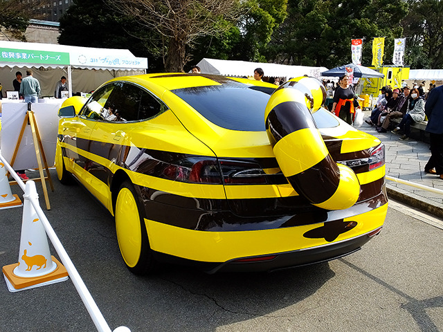 3月20日は国連が定めた「国際幸福デー」。これにあわせ日比谷公園で3月22日、「HAPPY DAY TOKYO 2015」が開催され、テスラモーターズジャパン『MODEL S』をベースとしたラッピング車両「しまじろうカー2」も展示された