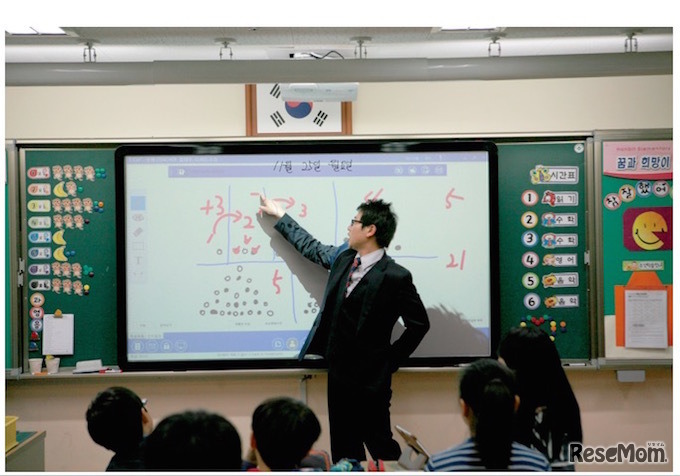 2013 年に行われた韓国・ハンビット初等学校でのタブレット活用実証実験・共同研究のようす