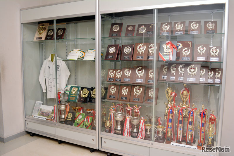 所狭しと並ぶトロフィーや盾