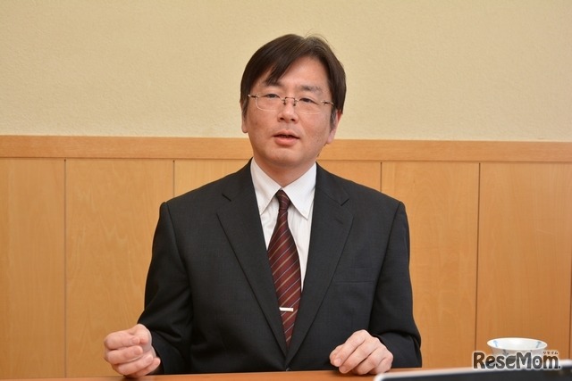 インタビューに応える国語科教諭　谷田貝学氏