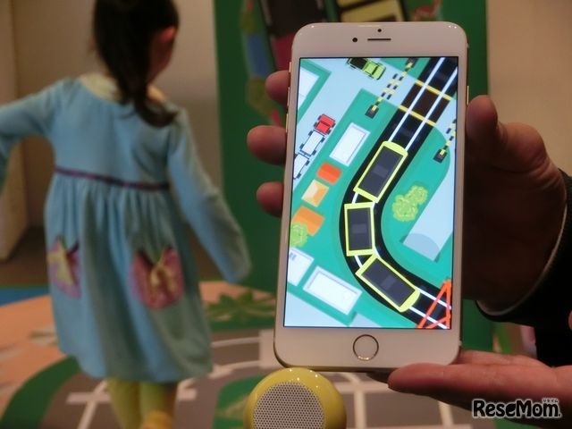 「でんしゃでしゅっぱつしんこう」での子どもの動きに、音だけでなく、スマホの画面も反応