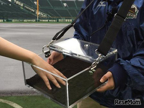 甲子園の土にさわる体験コース（写真はイメージ）