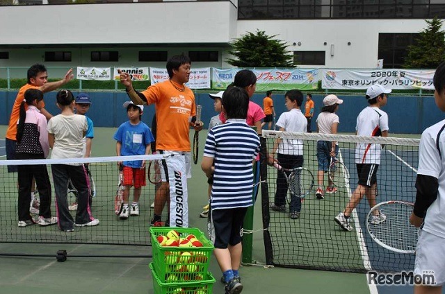 プロによるテニス教室（昨年の様子）