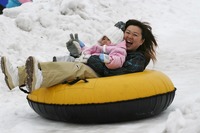 「そり遊び広場」ではスノーチュービングも楽しめる