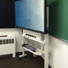 70型も搭載可能、省スペース大型ディスプレイスタンド 画像
