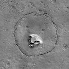 NASA、まるでクマの顔…火星に奇妙な地形を発見 画像