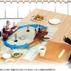 「打ち立て！おとどけ！丸亀製麺×プラレール」発売へ 画像