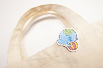 動物の台紙に好きな色を塗って、親子でブローチづくりに挑戦 画像