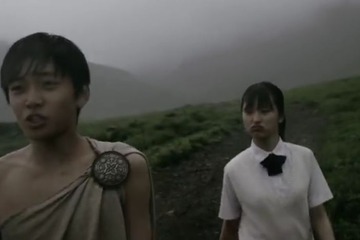 【話題】なぜ歩き続ける？謎の男子…英進館CMが面白い 画像