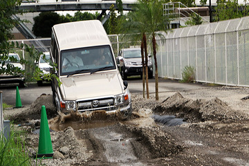 【夏休み】助手席からオフロード体験…子どもも車で水たまりドボン 画像