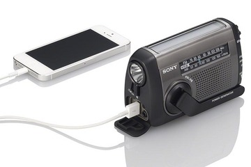 ソーラーと手回しで充電可、スマホへ給電もできるラジオ 画像