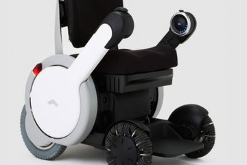 「対話し考え支援する車いす」の実験を開始、NTT・ドコモ・WHILL 画像