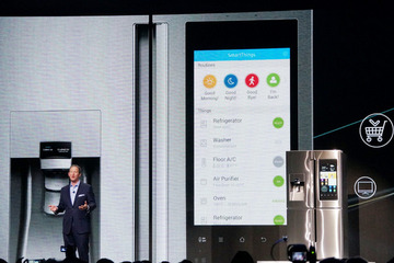 写真や音楽再生・外出先から中身の確認、スマホのような冷蔵庫 画像