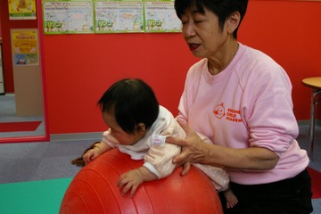 乳児期の働きかけが将来に影響…0歳からの育児教室を体験 画像