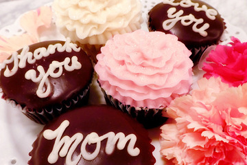 母の日にチョコレートのメッセージを添えたカップケーキ 画像