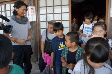 俳優が発案「移動映画館」震災被害の湯布院小学校を慰問 画像