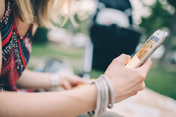 女子高生なのに？　「スマホ老眼」に気をつけて 画像