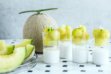 最高級マスクメロンを贅沢にトッピング、なのにヘルシーなヨーグルト 画像