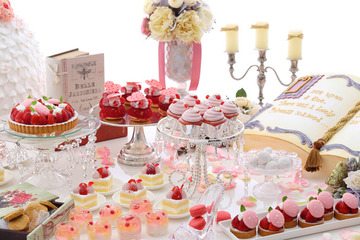 舞踏会の城・魔女の城・氷の城...グリム童話がスイーツになって登場 画像