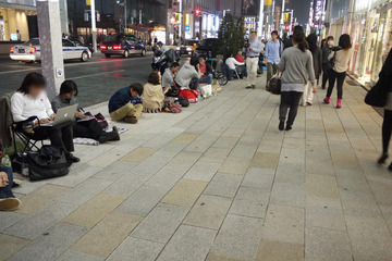 iPhone 4S 明日発売！ Apple Store銀座店ではすでに100人超える行列  画像