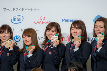 カーリング女子「先輩たちがつないでくれたメダル」銅メダルを披露 画像