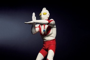 スペシウム光線ポーズのフィギュアが登場、JAL×ウルトラマンコラボ第3弾 画像