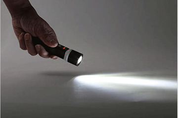 懐中電灯にもなるスマホ用バッテリー 画像