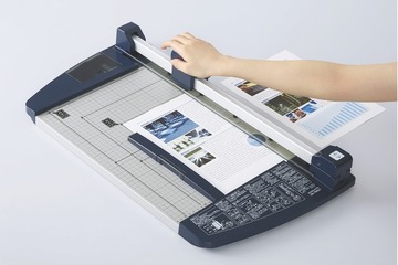 コクヨ、60枚まとめて裁断できるペーパーカッター 画像