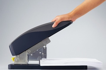 最大240枚とじられる強力ステープラー「ラッチキス240」 画像