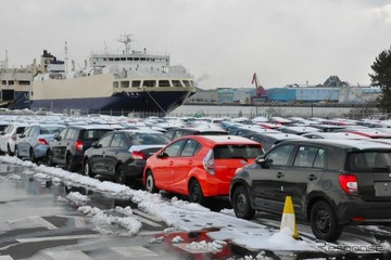 仙台塩釜港のモータープールで輸送を待つ新型車 画像