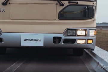 バス停のバリアレス縁石、システム名称は「PlusStop」 画像